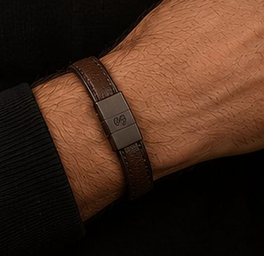 Pulseira Couro Minimal na cor café, detalhe: outro