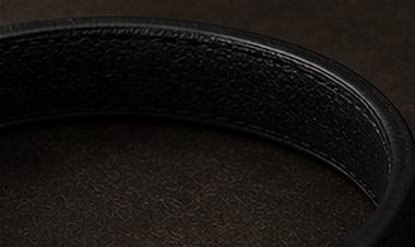 Pulseira Couro Minimal na cor preto, detalhe: outro