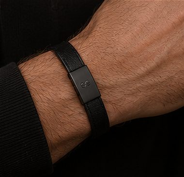 Pulseira Couro Minimal na cor preto, detalhe: outro