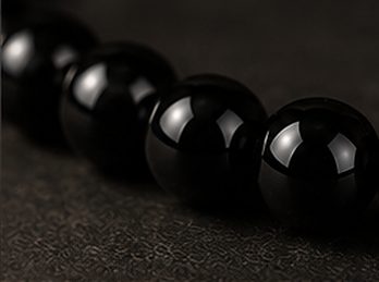 Pulseira Pedra Natural na cor ônix, detalhe do tecido