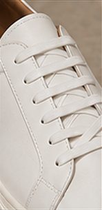 Tênis Couro Minimal na cor branco, detalhe do tecido