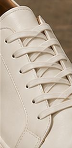 Tênis Couro Minimal na cor off-white, detalhe do tecido