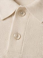 Tricô Gola Polo na cor off-white, detalhe do botão