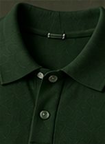 Tricô Gola Polo na cor verde floresta, detalhe da gola