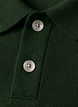 Tricô Gola Polo na cor verde floresta, detalhe do botão