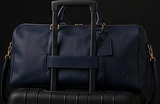 Weekender Signature na cor marinho, detalhe: outro